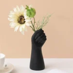 Vase main femme en céramique élégante