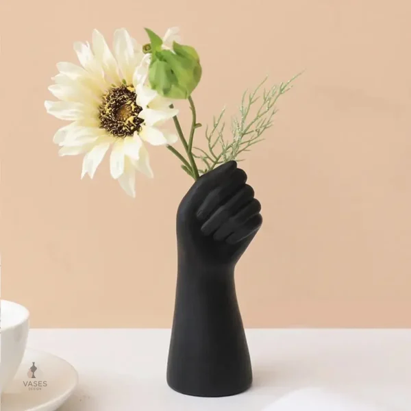 Vase main femme en céramique élégante