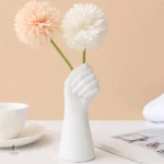 Vase décoratif en forme de main féminine