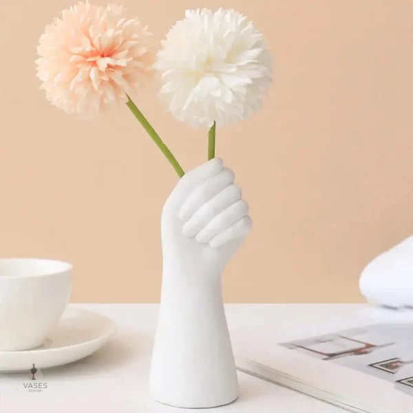 Vase décoratif en forme de main féminine