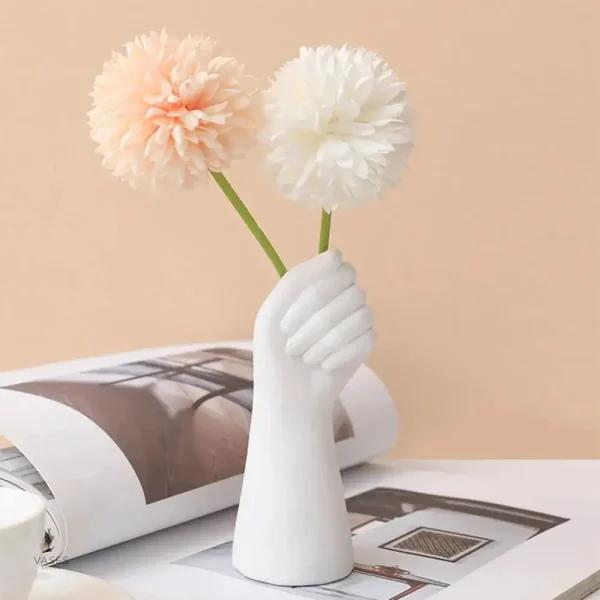 Vase artistique main femme pour décoration intérieure