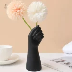 Vase contemporain main de femme en design moderne