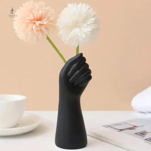 Vase contemporain main de femme en design moderne