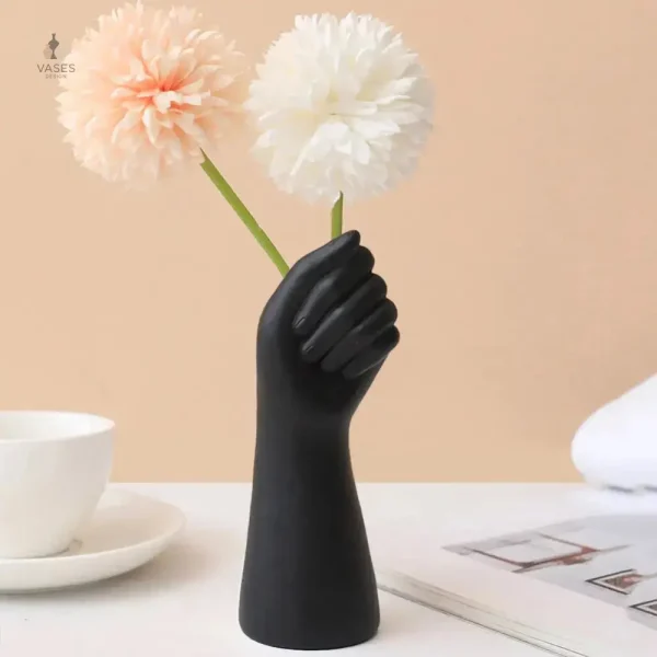 Vase contemporain main de femme en design moderne