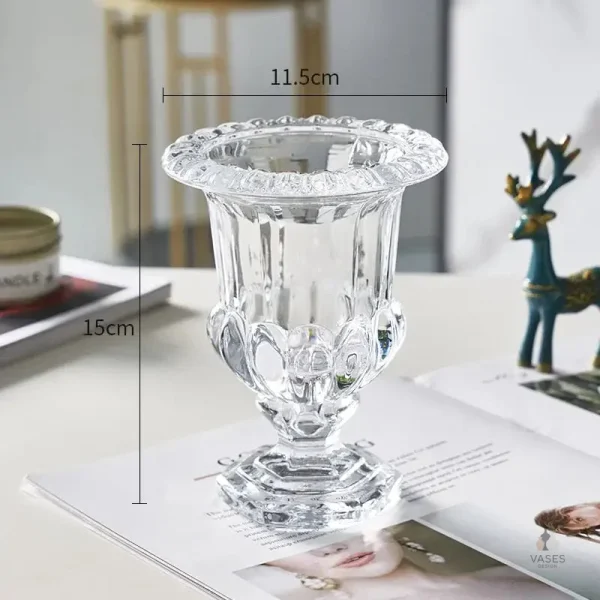 Vase médicis en verre avec une finition lisse et brillante