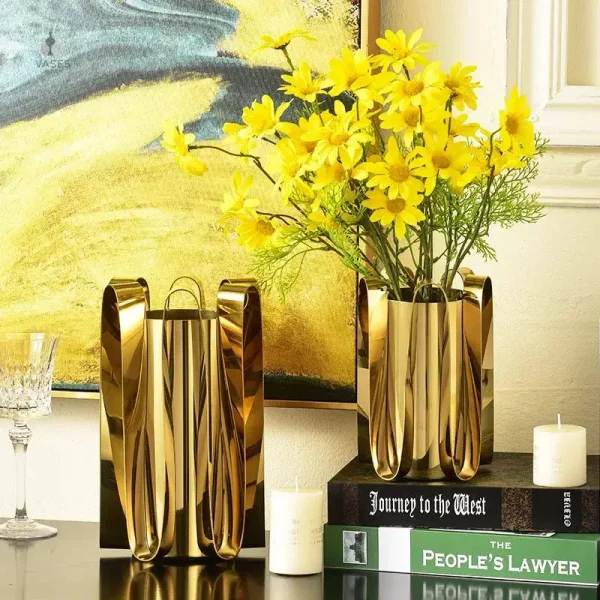 Vase en métal élégant et moderne pour décoration intérieure