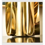 Vase design en métal, polyvalent pour diverses ambiances décoratives
