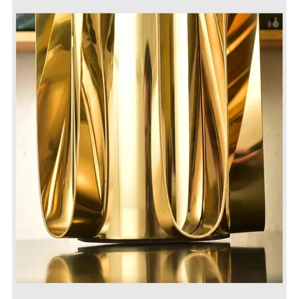 Vase design en métal, polyvalent pour diverses ambiances décoratives