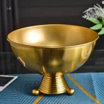 Vase en métal doré, accessoire tendance pour votre maison