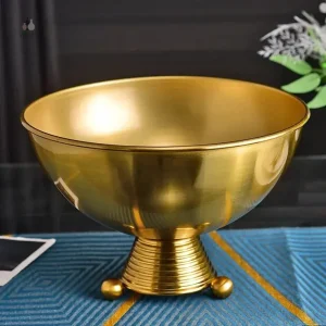 Vase en métal doré, accessoire tendance pour votre maison