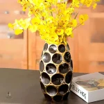 Vase noir avec accents dorés raffinés