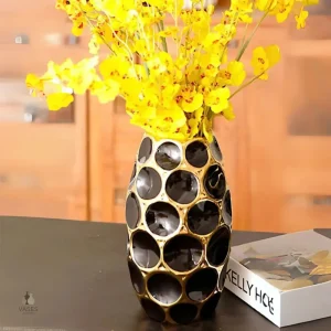 Vase noir avec accents dorés raffinés