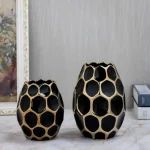 Vase décoratif noir au design doré