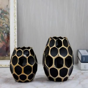 Vase décoratif noir au design doré