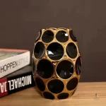Vase noir doré pour intérieur contemporain