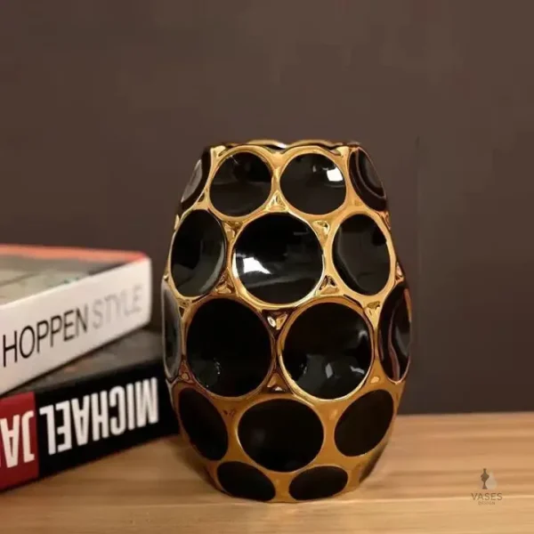 Vase noir doré pour intérieur contemporain