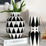 Vase noir et blanc élégant pour décoration intérieure