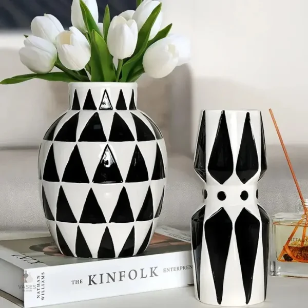 Vase noir et blanc élégant pour décoration intérieure