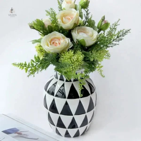 Vase noir design moderne en céramique