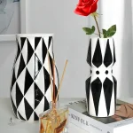Vase noir et blanc à motifs géométriques
