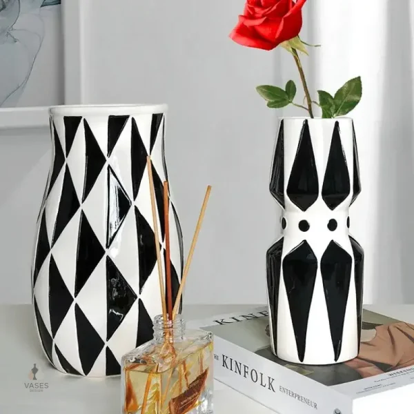 Vase noir et blanc à motifs géométriques