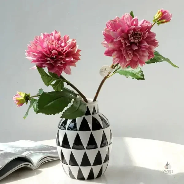 Vase chic noir pour embellir votre espace