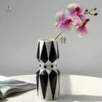 Vase décoratif noir et blanc pour fleurs
