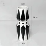 Vase noir contemporain avec finition brillante