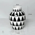 Vase noir minimaliste pour un look épuré