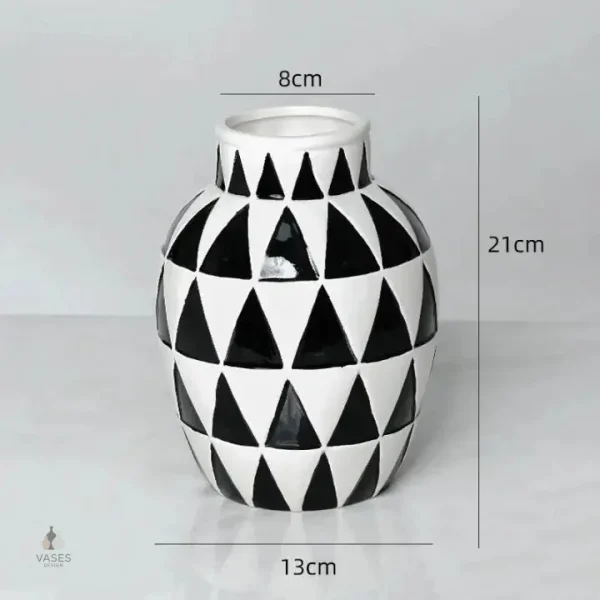 Vase noir minimaliste pour un look épuré