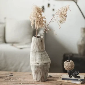 Vase noir avec finition en bois