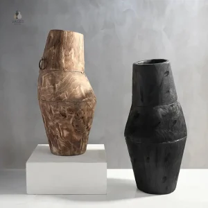 Vase en bois et noir au design contemporain