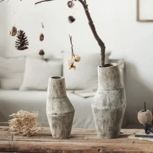 Vase noir au style épuré avec accents en bois