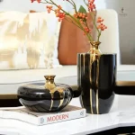 Vase noir et doré élégant pour décoration intérieure