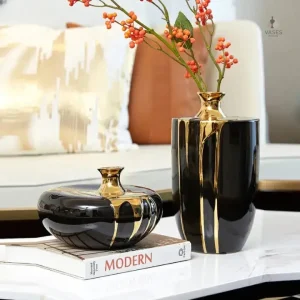 Vase noir et doré élégant pour décoration intérieure