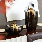 Vase noir au design moderne avec accents dorés