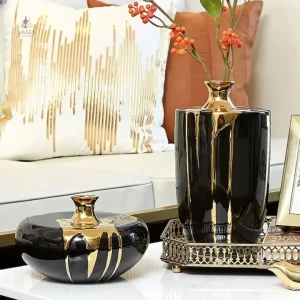Vase décoratif noir avec finition dorée raffinée