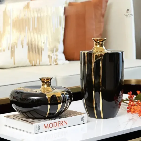 Vase noir chic, parfait pour mettre en valeur des fleurs