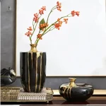 Vase noir et doré, ajout de style contemporain