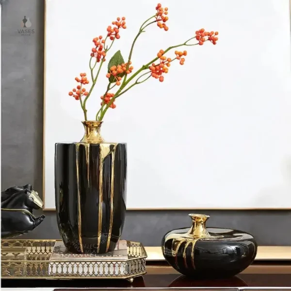 Vase noir et doré, ajout de style contemporain