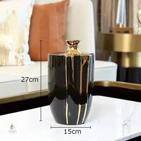 Vase noir avec touches dorées, accessoire tendance