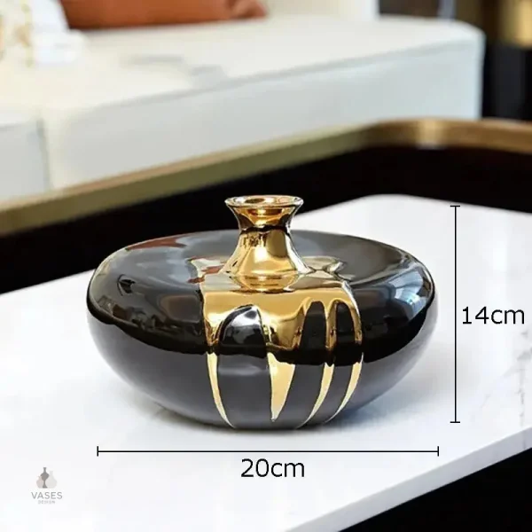 Vase noir aux détails dorés, élément décoratif unique