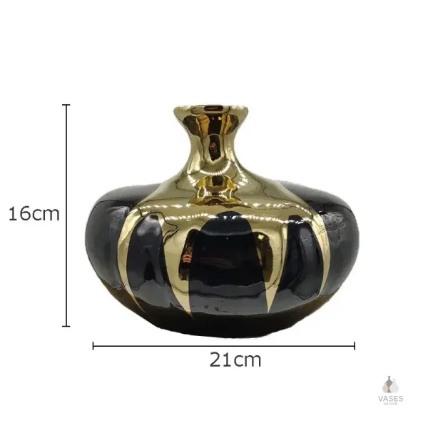 Vase noir avec ornement doré, pièce maîtresse moderne