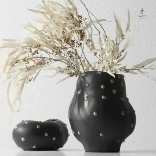 Vase noir et or élégant pour décoration intérieure