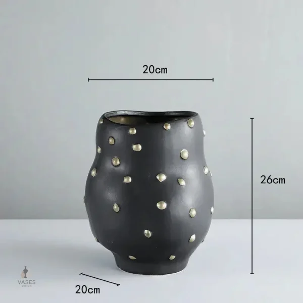 Vase noir stylé avec détails dorés, parfait pour un centre de table