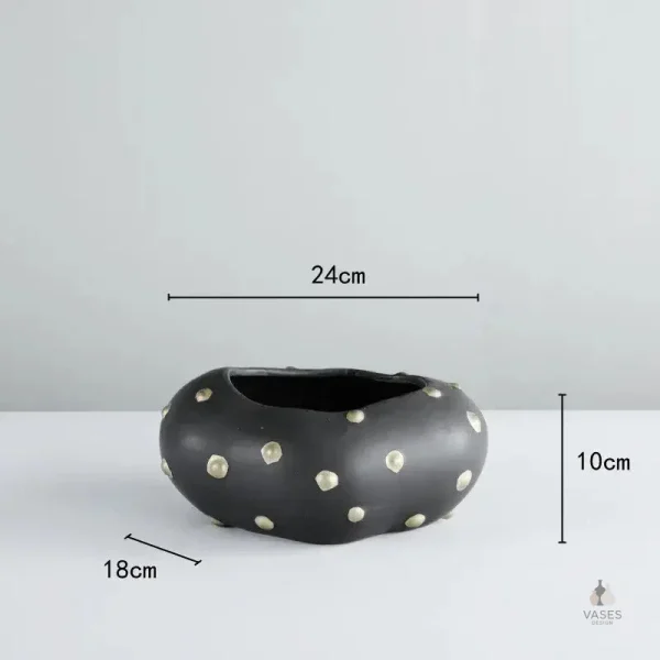 Vase noir et or, une pièce maîtresse pour la maison