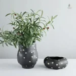 Vase noir avec accents dorés pour un style moderne