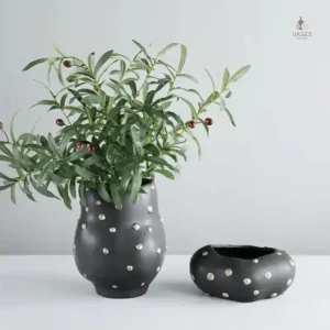 Vase noir avec accents dorés pour un style moderne