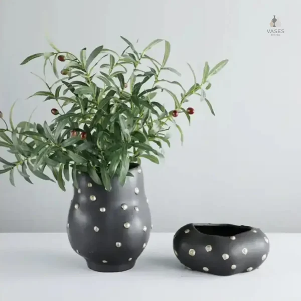 Vase noir avec accents dorés pour un style moderne