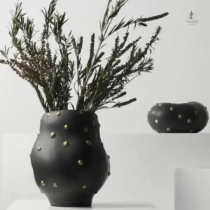 Vase décoratif noir orné de motifs dorés